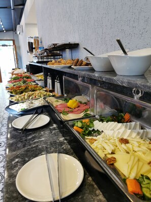 Free daily buffet breakfast - LUXX GARDEN HOTEL (Istanbul)