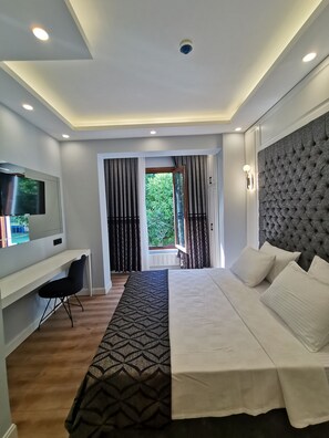 Kamar Double atau Twin Superior | Meja kerja, ruang kerja ramah laptop, kedap suara, dan Wi-Fi gratis