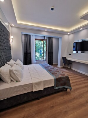 Kamar Double atau Twin Deluks | Meja kerja, ruang kerja ramah laptop, kedap suara, dan Wi-Fi gratis