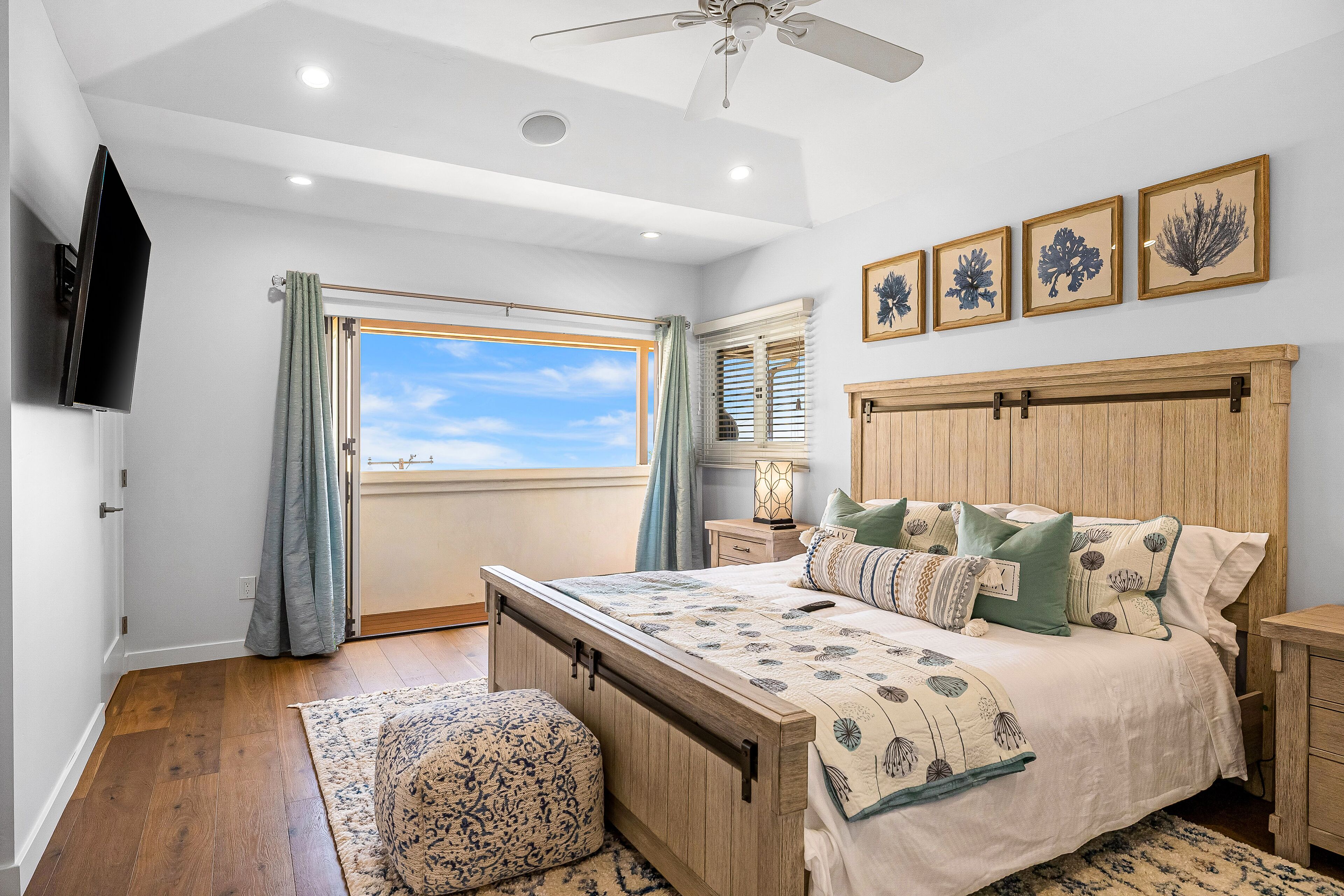 Hilltop house with ocean view, fireplace, outdoor kitchen, WiFi & washer/dryer