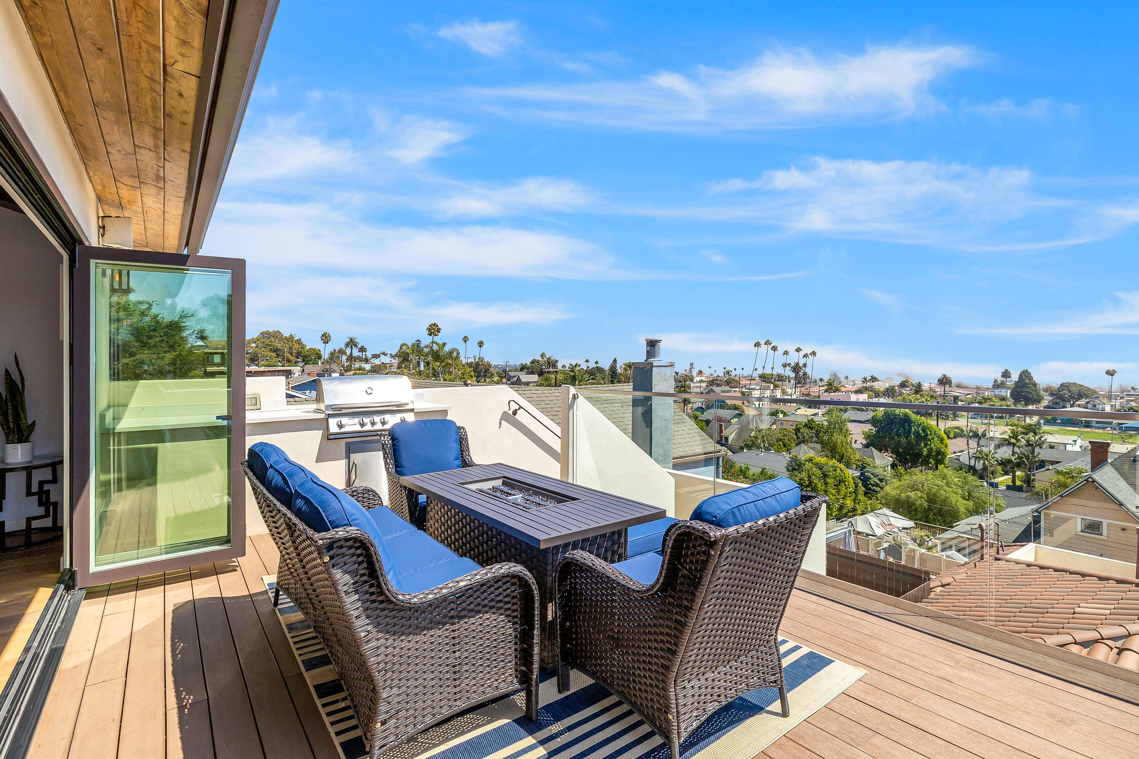 Hilltop house with ocean view, fireplace, outdoor kitchen, WiFi & washer/dryer