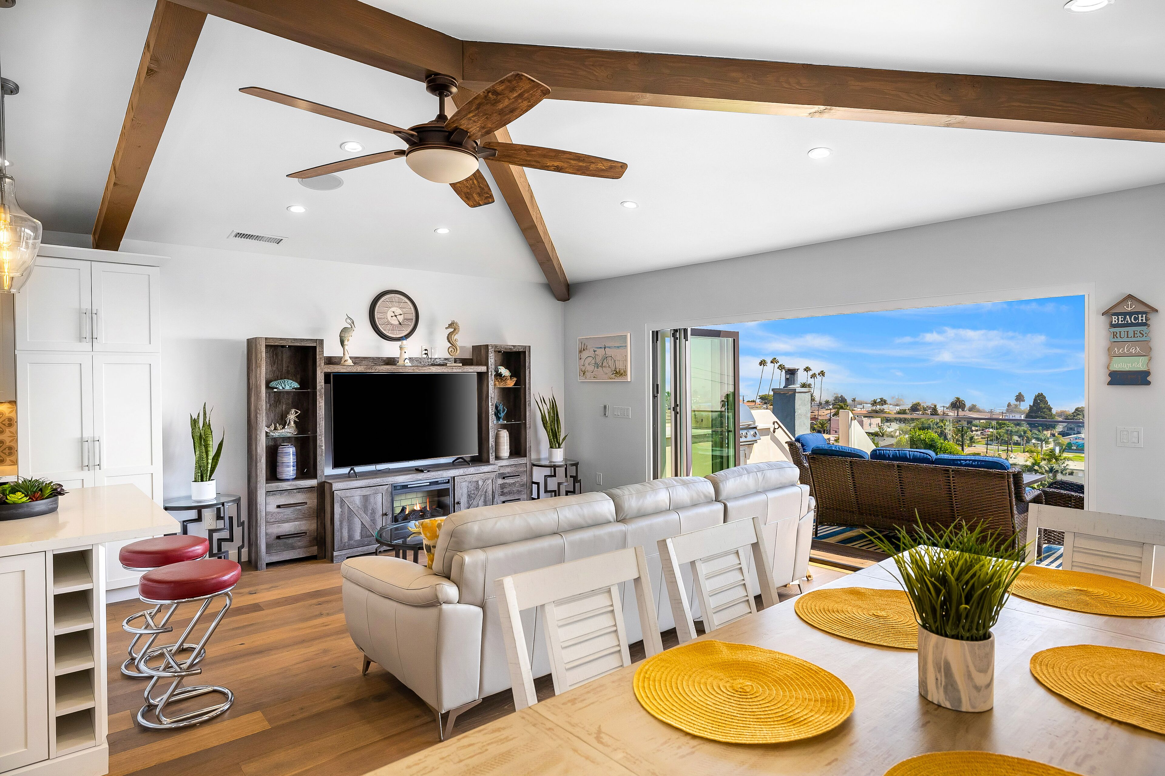 Hilltop house with ocean view, fireplace, outdoor kitchen, WiFi & washer/dryer