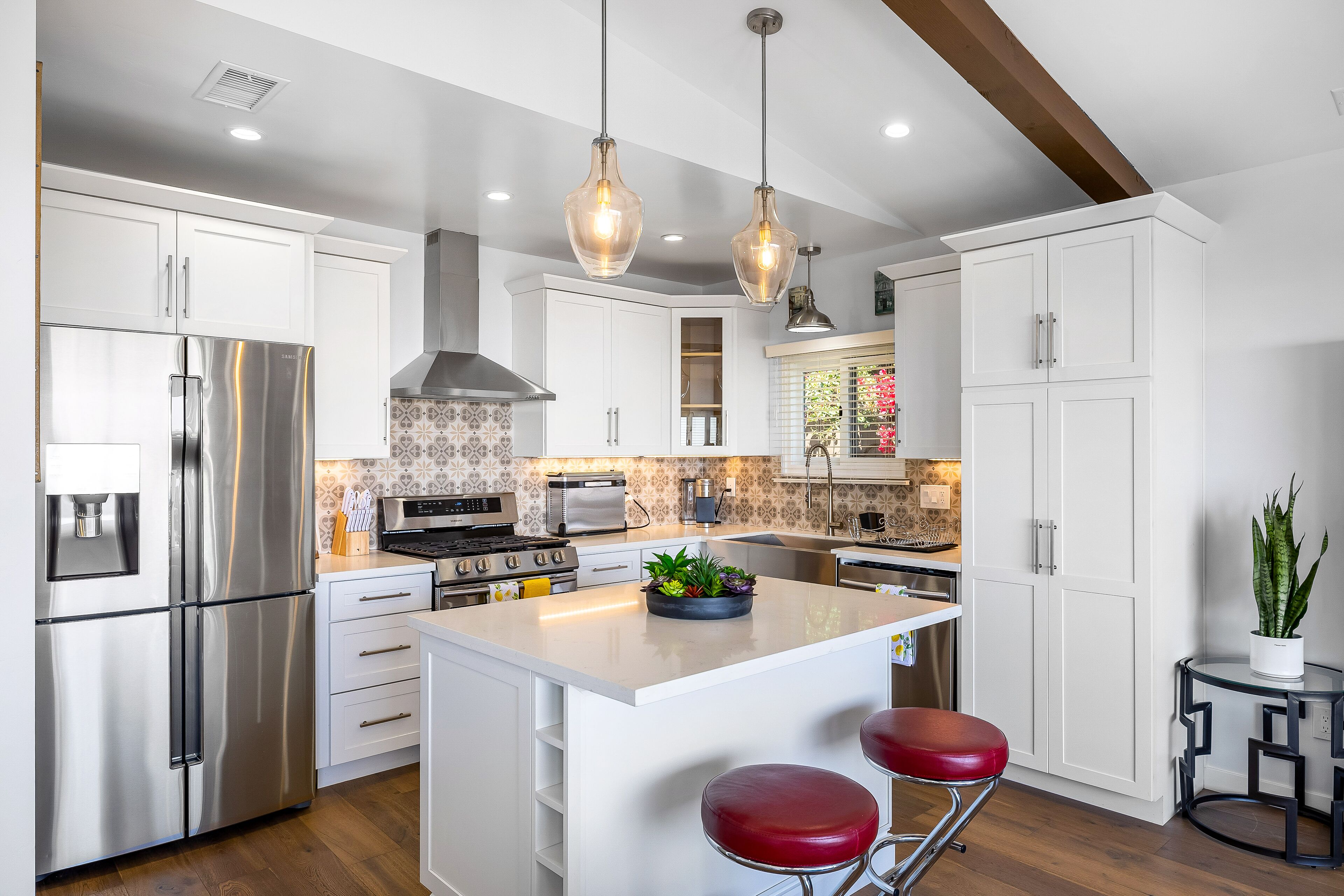 Hilltop house with ocean view, fireplace, outdoor kitchen, WiFi & washer/dryer