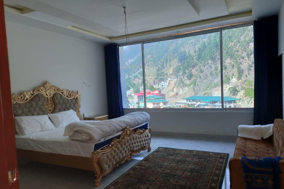Tabla de planchar con plancha, wifi gratis, ropa de cama