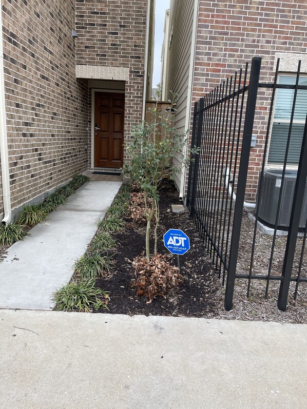 Vista frontal de la propiedad