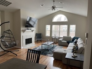 Casa de ciudad Premium | Área de sala de estar | Smart TV de 55 pulgadas con canales por cable, televisión y chimenea 