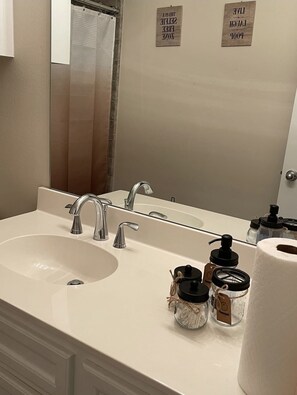 Townhouse Premium | Kamar mandi | Kombinasi shower/bathtub, bathtub besar, dan shower pijat air