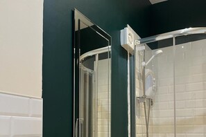 Shower, hair dryer, towels, soap - Fabulous Apt in the Heart of Victorian Llandudno (Llandudno)