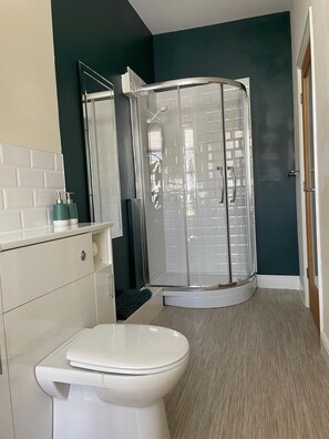 Apartment | Badezimmer | Dusche, Haartrockner, Handtücher, Seife