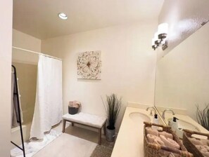 Ducha y bañera combinadas, secador de pelo, toallas y papel higiénico