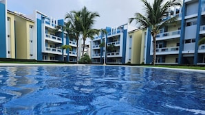 Una piscina con vistas a edificios de varios pisos.