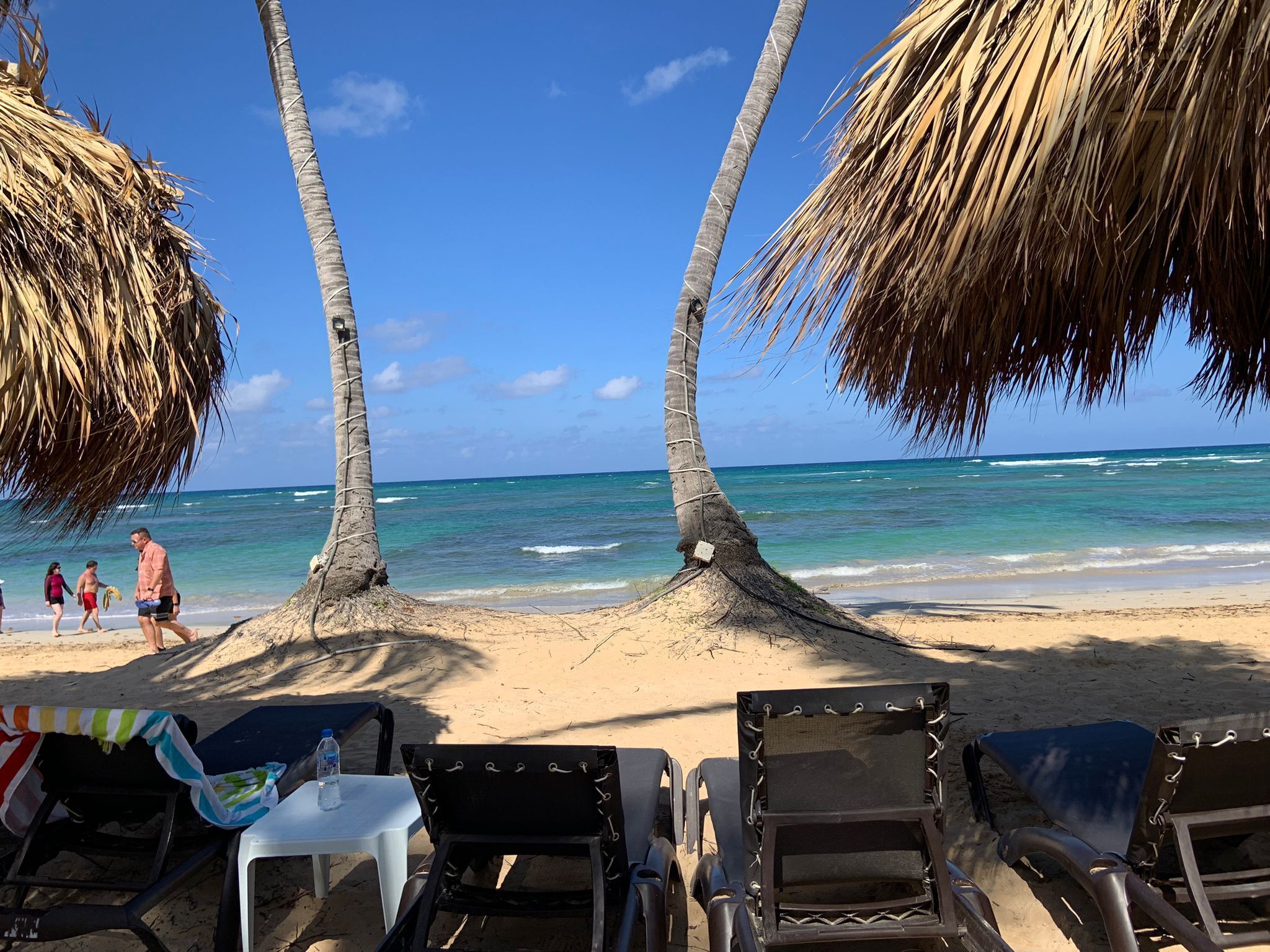 Beach nearby, sun loungers, beach towels