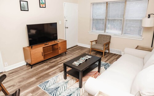 Comfortable 1BR APT With a 24-hour Fitness Center