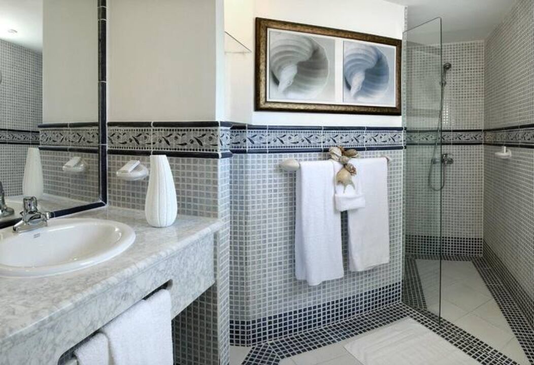 Douche, bidet, serviettes fournies, savon
