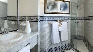 Douche, bidet, serviettes fournies, savon