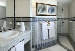 Dusche, Bidet, Handtücher, Seife