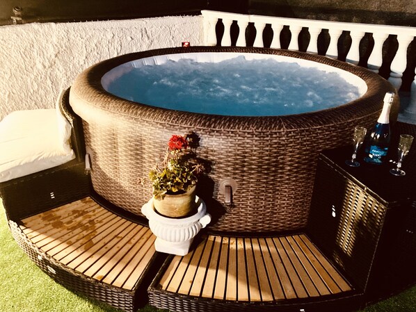 Bañera de hidromasaje al aire libre