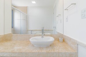 Apartment | Badezimmer | Dusche, Handtücher