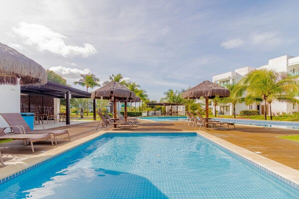 Una piscina al aire libre