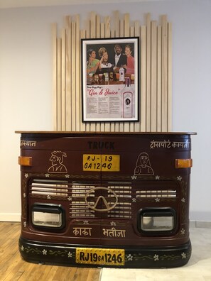 3 chambres, bureau, fer et planche à repasser, lit de bébé portatif