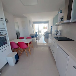 Kjøleskap, mikrobølgeovn, ovn og kokeplater