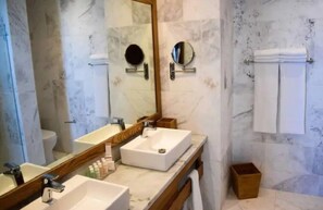 Dusche, Haartrockner, Bidet, Handtücher