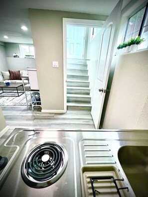 Frigorifero, microonde, forno, piano cottura