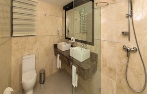 Dusche, Haartrockner, Bidet, Handtücher