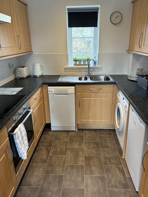 Frigorífic, microones, forn i placa de cuina