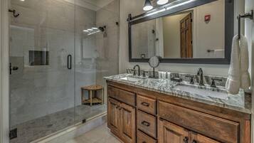 Regadera, secadora de cabello, toallas