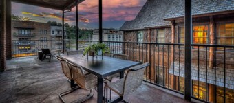 Perch 2 - Downtown Condo | Walk to Dining and Shops | Luxury and Modern