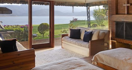 Espectacular y Enigmática Villa en Lago