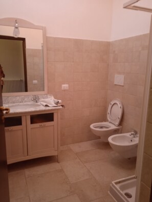 Doccia, bidet, asciugamani, sapone