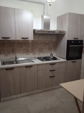 Frigorifero, forno, piano cottura, macchina per tè/caffè