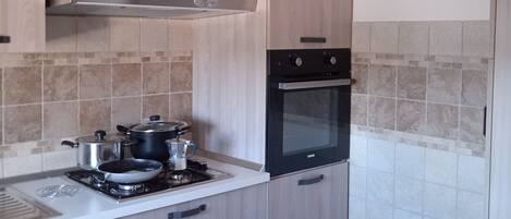 Fridge, oven, stovetop, coffee/tea maker