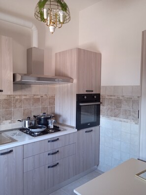 Kjøleskap, ovn, kokeplater og kaffetrakter/tekoker