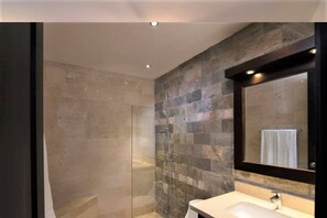 Douche, sèche-cheveux, bidet, serviettes fournies