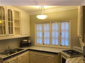 Batterie de cuisine, vaisselle et ustensiles, tables à manger