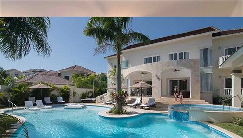 Luxurious 3 Bedroom Crown Villa with Pool
