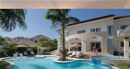 Luxurious 3 Bedroom Crown Villa with Pool