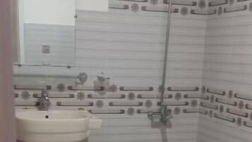 Deluxe tweepersoonskamer | Badkamer | Een douche, gratis toiletartikelen, handdoeken