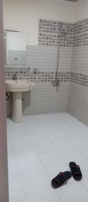 Habitació doble Deluxe | Bany | Dutxa, articles de tocador gratuïts i tovalloles
