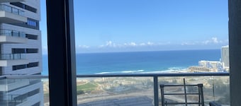 26th floor 4-bedroom apt in the center with AC, fitness room, 24/7 security