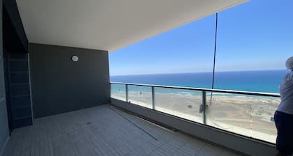 Mini penthouse on the 32nd floor in Bat Yam