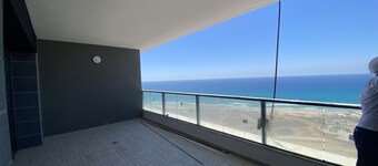 Mini penthouse on the 32nd floor in Bat Yam