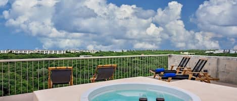 Outdoor spa tub