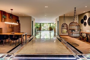 Unclassified image, 4 of 40, button