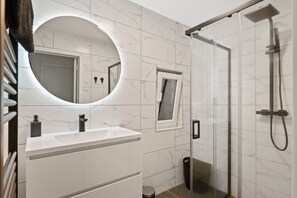 Dusche, Bidet, Handtücher, Seife