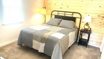 2 chambres, bureau, fer et planche à repasser, lit de bébé portatif