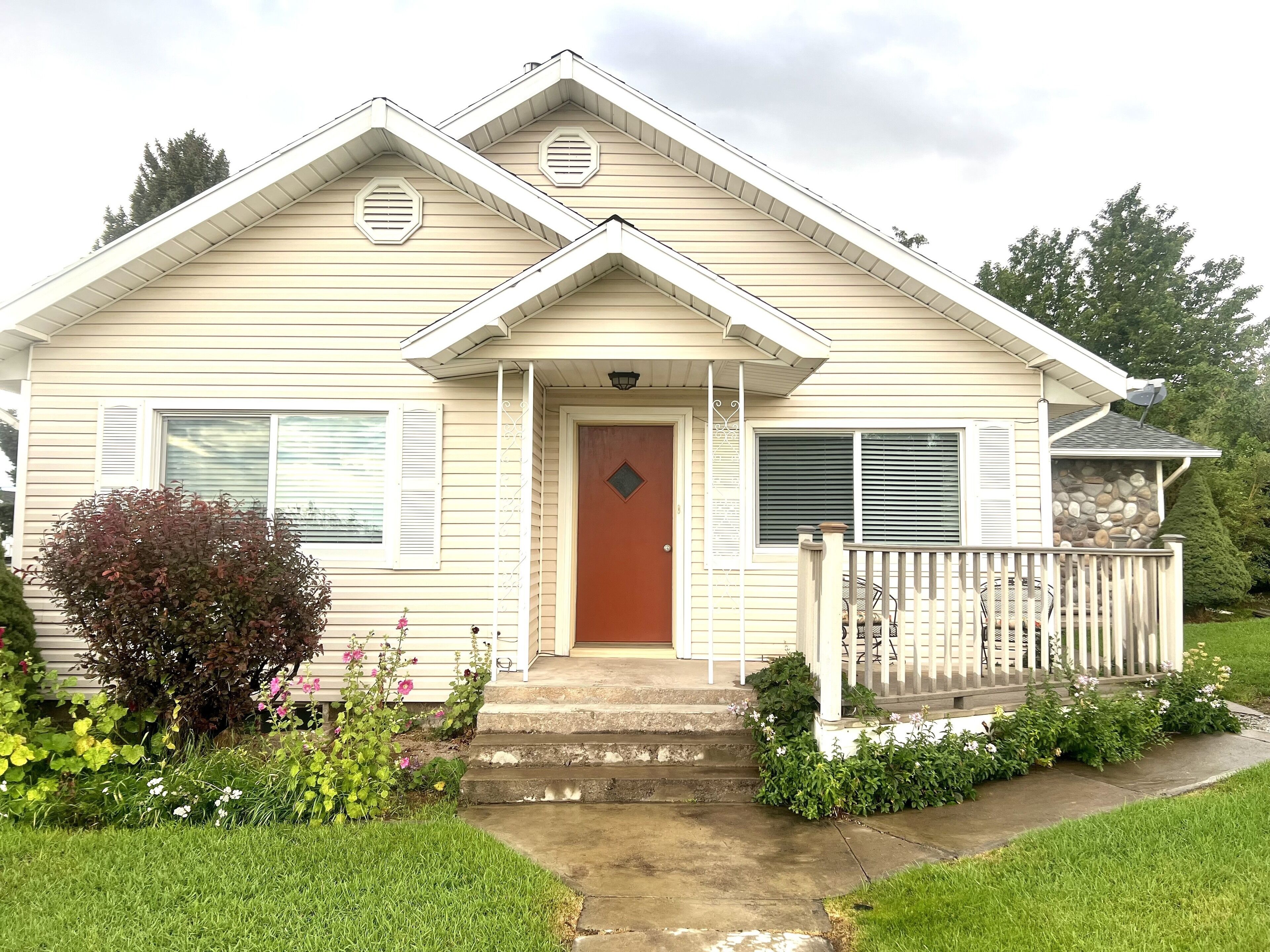 Cozy 1950s Vintage Cottage on Main near Capitol Reef